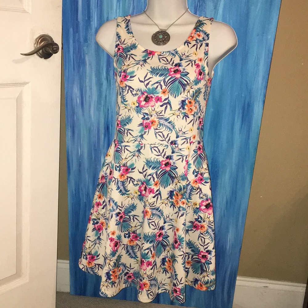 🌷 Colorful sundress!